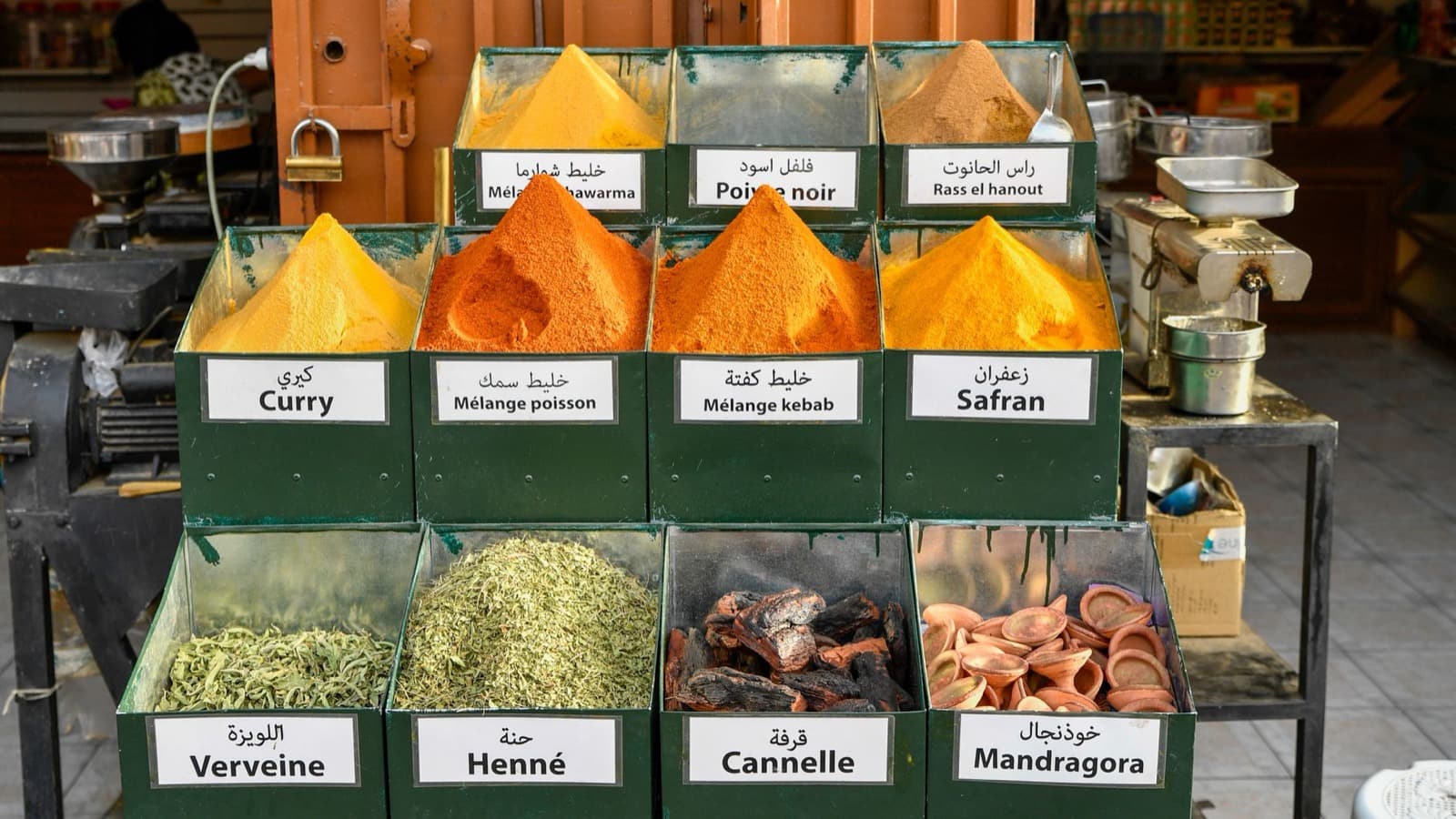 Étal d’épices marocaines étiquetées