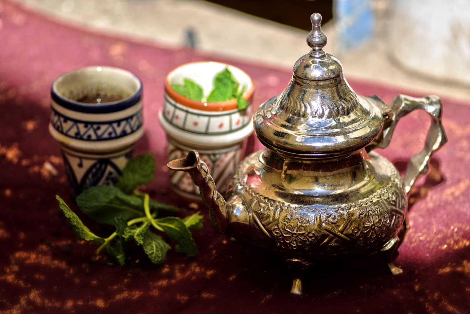 Théière et verres de thé à la menthe marocain