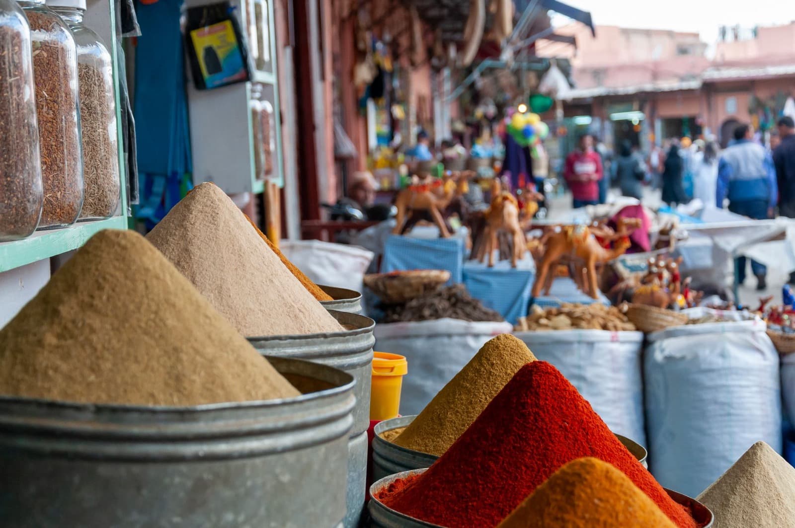 أهرام توابل ملوّنة في سوق مغربي